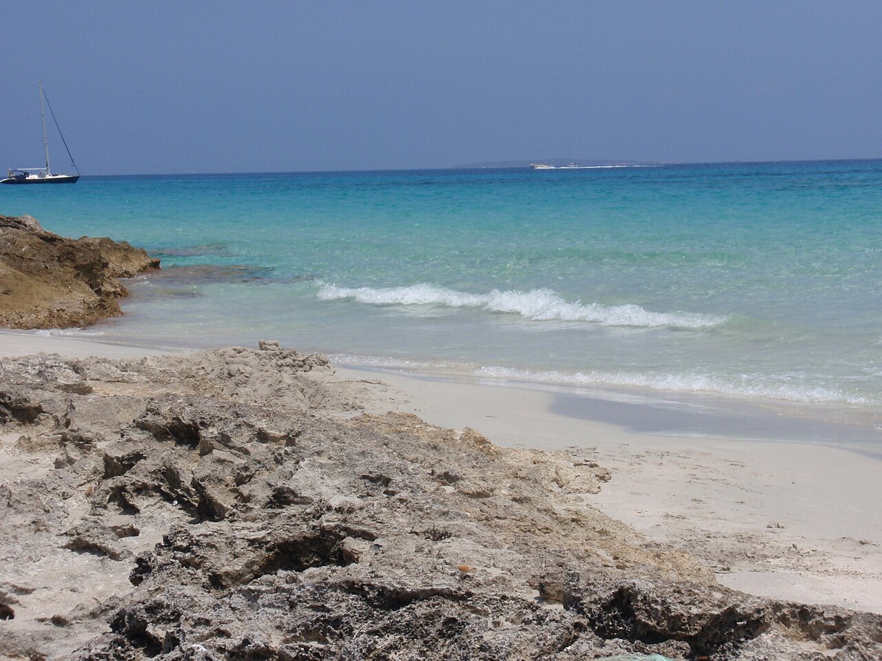 Imagen de ambiente de Sa Roqueta, Formentera; no es una foto de Ses Canyes