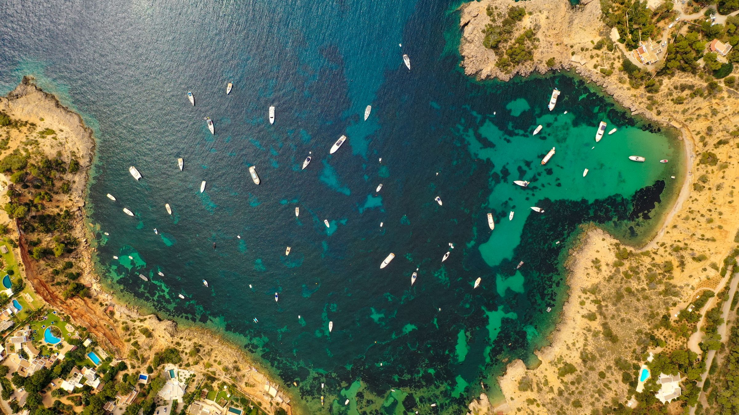 Aguas turquesas y costa de Ibiza