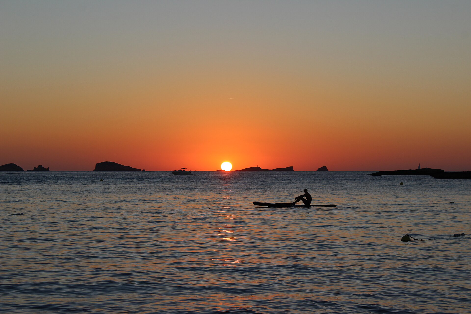 Puesta de sol en la costa de Cala Comte